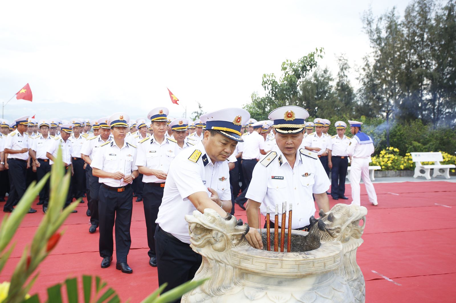 Đảng bộ Vùng 4 Hải quân dâng hương tại Khu tưởng niệm chiến sĩ Gạc Ma