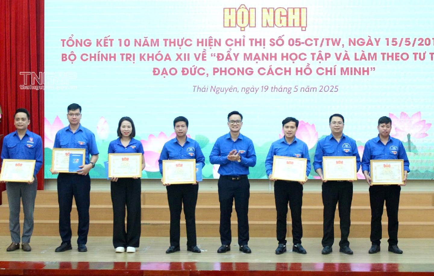 Triển khai các chuyên đề học tập và làm theo tư tưởng, đạo đức, phong cách Hồ Chí Minh cho cán bộ Đoàn, đoàn viên, thanh niên